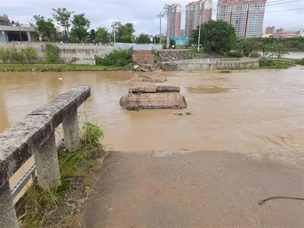 三亿体育官网十分暴雨袭福建：箱包厂百万货色和机械被冲走一座桥梁深夜垮塌(图3)