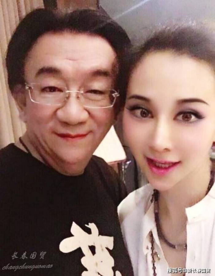 三亿体育侯耀华女门徒近照曝光健身房与肌肉男关摄影等亲密(图2)