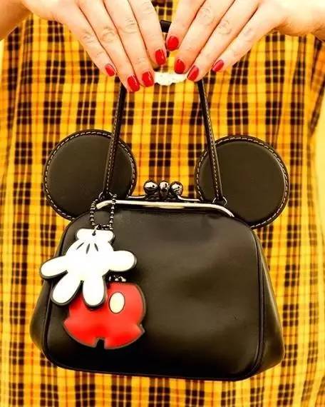 三亿体育官网：箱包)Coach X Disney Mickey锁吻包(图1)